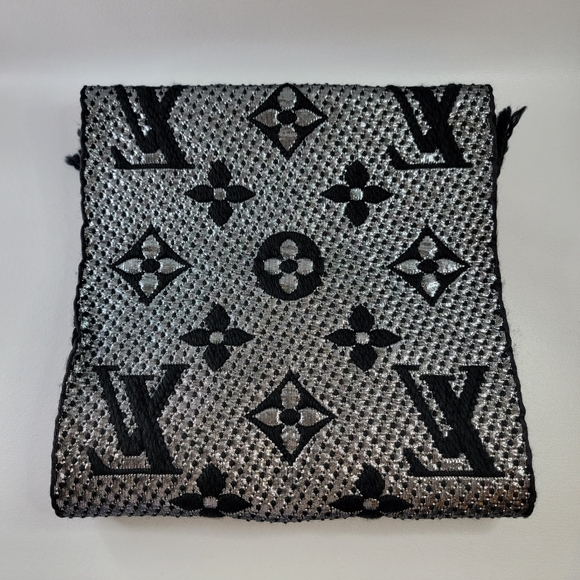 NWOT LOUIS VUITTON Logomania Scarf - Picture 6 of 10